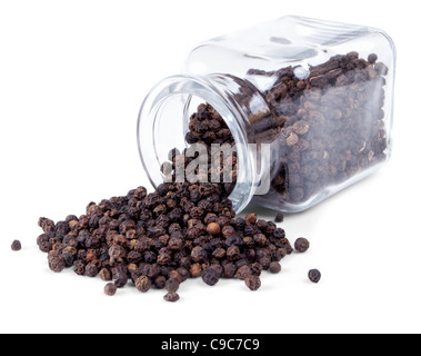 Il pepe nero è sparso su uno sfondo bianco dalla bottiglia di vetro Foto Stock