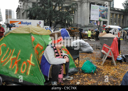 Alcuni manifestanti di occupare Vancouver rifiutano di obbedire a una Corte suprema della British Columbia per rimuovere tutte le strutture e le tende da Vancouver art gallery da 2 pm lunedì nov. 21 2011. Vancouver Canada - Novembre 21, 2011. Foto Stock