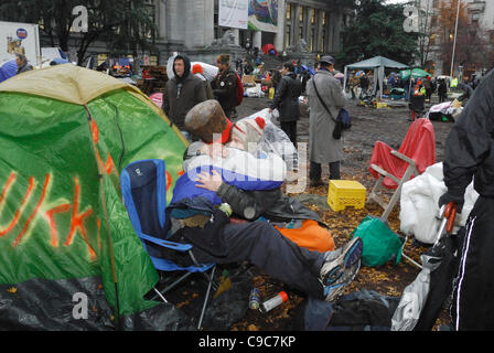 Alcuni manifestanti di occupare Vancouver rifiutano di obbedire a una Corte suprema della British Columbia per rimuovere tutte le strutture e le tende da Vancouver art gallery da 2 pm lunedì nov. 21 2011. Vancouver Canada - Novembre 21, 2011. Foto Stock