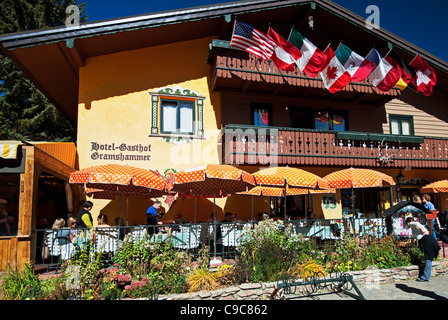 Hotel-Gastof Gramshammer, un popolare resort a Vail Colorado, con posto a sedere nel patio per Pepi's Bar un favorito locale ristorante / bar Foto Stock