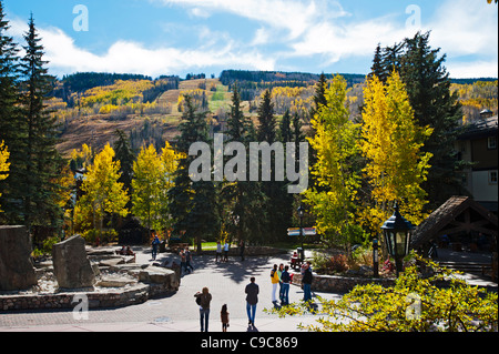 Vail Colorado in autunno poco prima della stagione sciistica con piste da sci / piste in background Foto Stock