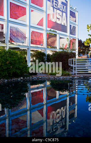 Un segno con la riflessione in una piscina presso l'U.S. Olympic Training Center Colorado Springs, Colorado. Foto Stock