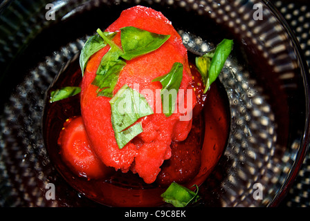 Pippins zuppa di fragole sorbetto di fragole fresche basilico strappato leggero a basso contenuto calorico dessert Foto Stock