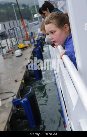 CAIRNRYAN, 21/11/2011 - I passeggeri di guardare al di sopra delle rotaie di Stena la Superfast VII come banchine al nuovo £200m Lough Ryan porta per la prima volta. Foto Stock