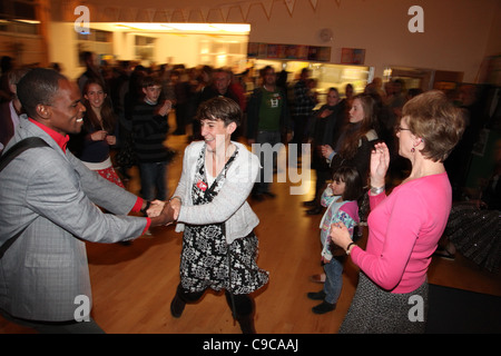 Una comunità barn dance in un organizzato da una città di transizione (Kensal a Kilburn a Londra). Foto Stock