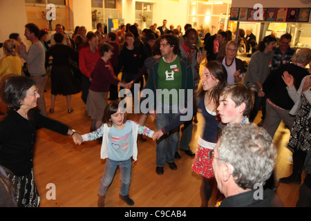 Una comunità barn dance in un organizzato da una città di transizione (Kensal a Kilburn a Londra). Foto Stock