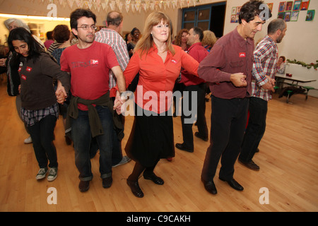 Una comunità barn dance in un organizzato da una città di transizione (Kensal a Kilburn a Londra). Foto Stock