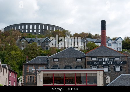 McCaig's Tower e l'Oban Distillery Foto Stock