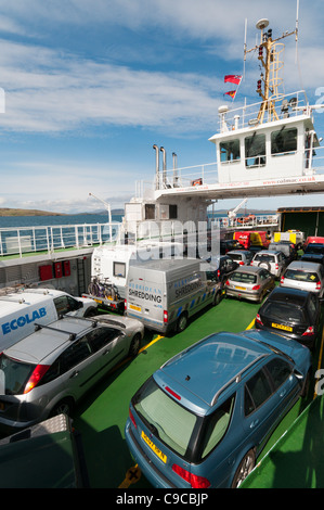 Il Caledonian MacBrayne traghetto per auto 'MV Loch Alainn' che attraversa il suono di barra per l'Isola di Eriskay. Foto Stock
