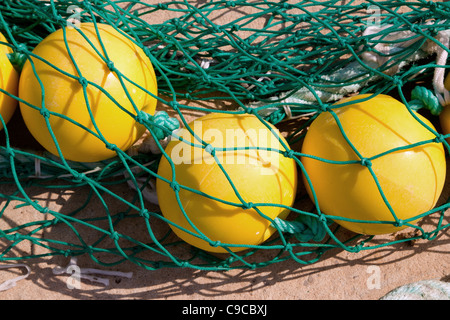 Le reti da pesca merita giallo boa nel Mediterraneo porta Baleari Foto Stock