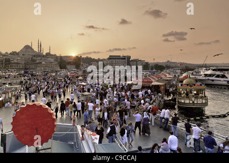 Ristorante di pesce a Eminonu lungomare vicino al Ponte di Galata , Istanbul, Turchia , in Europa, Foto Stock