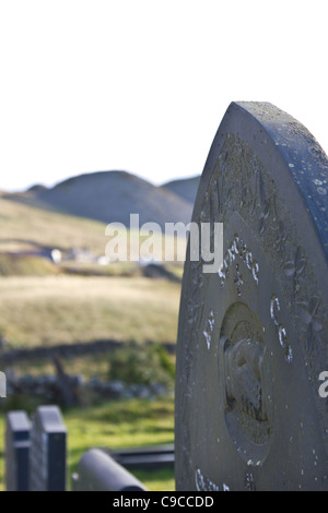 Scolpiti Welsh Slate tomba di pietra con punta di ardesia in background, vicino Moel Tryfan, il Galles del nord. Foto Stock