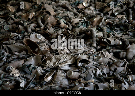 Un mucchio di maschere antigas abbandonato in un aula in Pripjat Middle School Pripjat Chernobyl zona di esclusione Ukrai Foto Stock