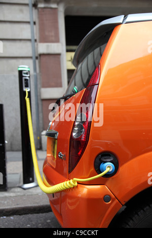 Un auto elettrica collegata ad una strada Punto di carica, Covent Garden, Londra UK Foto Stock