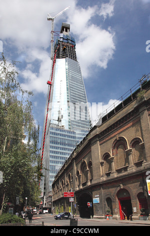 La Shard in costruzione con la stazione di London Bridge in primo piano Foto Stock