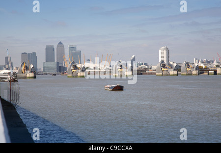 River Thames Flood Barrier, Londra, Regno Unito. Vista a ovest con Millennium Dome e Canary Wharf sullo sfondo Foto Stock