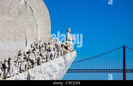 Padrao dos Descobrimentos (il Monumento alla scoperta) con Enrico il Navigatore a prua, Lisbona Portogallo Europa Foto Stock