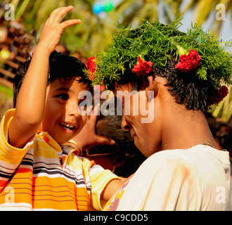 India, Asia del Sud, Goa, Siolim, San Jao festival celebrato con fiore testa ghirlande. Foto Stock