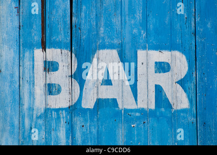 Bar segno dipinto di blu sulla porta di legno Foto Stock