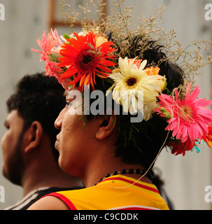 India, Asia del Sud, Goa, Siolim, San Jao festival celebrato con fiore testa ghirlande. Foto Stock