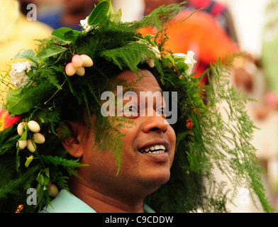 India, Asia del Sud, Goa, Siolim, San Jao festival celebrato con fiore testa ghirlande. Foto Stock