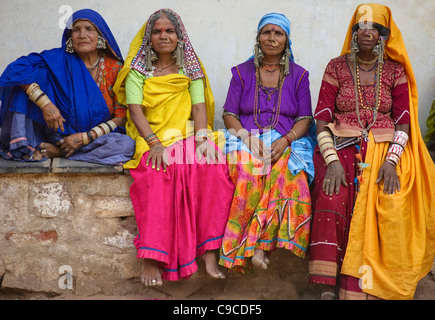 India, Asia del Sud, Karnataka, Lambani Gypsy donne. Tribal abitanti delle foreste, ora risolta in 30-home casali rurali. Foto Stock