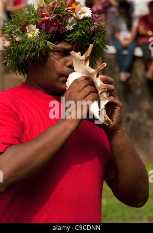 India, Asia del Sud, Goa, Sillim, San Jao festival celebrato con fiore testa ghirlande, uomo soffiando conchiglia avvisatore acustico. Foto Stock