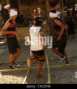 India, Asia del Sud, Nagaland, Naga Warrior tribe danza di bambù. Foto Stock