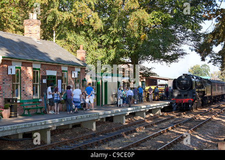BR classe 9F n. 92203 'Principe Nero' arrivando a Holt con un treno sulla North Norfolk Railway (la linea di papavero) Foto Stock