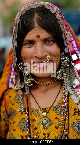 India, Asia del Sud, Karnataka, Lambani donna gitana ritratto. Tribal abitanti delle foreste, ora risolta in 30-home casali rurali. Foto Stock