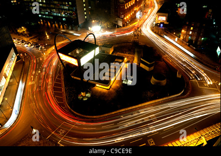 La vecchia strada rotonda (La Rotonda di silicio), Londra in serata durante le ore di punta fotografata da Bezier edificio di appartamenti Foto Stock