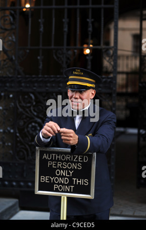 Uomo di sicurezza o portiere portiere in ingresso al Dakota Building da Central Park Manhattan New York New York STATI UNITI D'AMERICA America Foto Stock