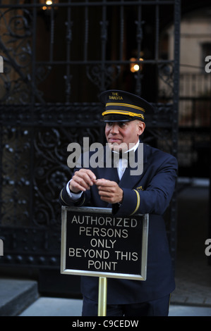 Uomo di sicurezza o portiere portiere in ingresso al Dakota Building da Central Park Manhattan New York New York STATI UNITI D'AMERICA America Foto Stock