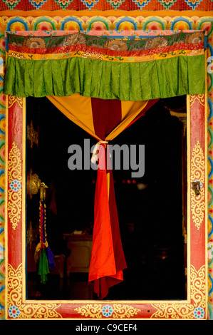 India, Asia del Sud, il Sikkim, colorato decorato portone d'ingresso nel monastero Buddista. Foto Stock