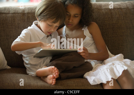I bambini con tavoletta digitale Foto Stock