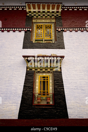 India, Asia del Sud, il Sikkim, lavorati a mano e dipinte di windows nel monastero Buddista. Foto Stock