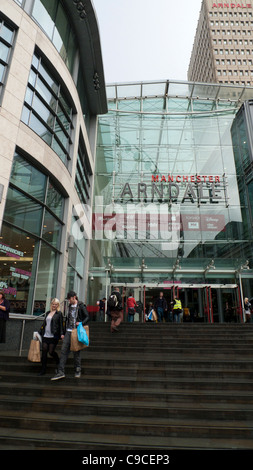 Ingresso esterno del centro commerciale Arndale urban Manchester Inghilterra England Regno Unito KATHY DEWITT Foto Stock