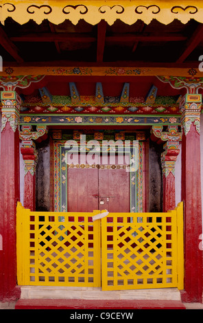 India, Asia del Sud, il Sikkim, lavorati a mano e porte dipinte nel monastero Buddista. Foto Stock