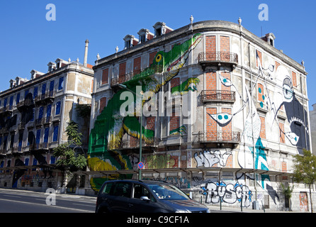 Graffiti sulle pareti esterne di edificio abbandonato, Lisbona Portogallo Europa Foto Stock