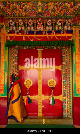 India, Asia del Sud, il Sikkim, lavorati a mano e porte dipinte nel monastero Buddista. Foto Stock