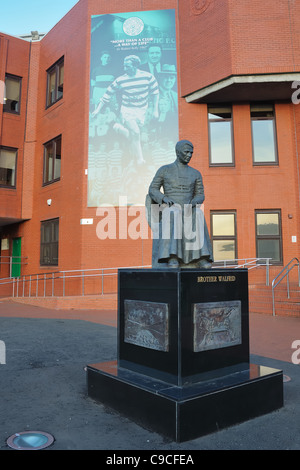 Una statua dedicata al fondatore del club e sacerdote fratello Walfrid sorge fuori dall'ingresso dello stadio al Celtic Football Club. Foto Stock