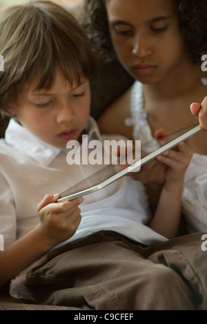 Chldren utilizzando tavoletta digitale Foto Stock