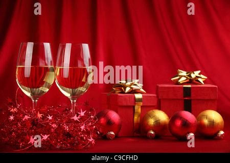 Celebrazione della Messa di Natale,Champagne in impostazione di Natale. Foto Stock