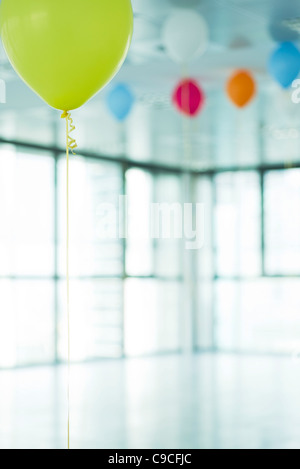 Palloni di elio nel nuovo ufficio Foto Stock