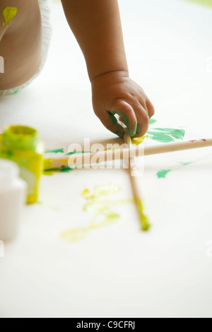 Baby la mano di prelevare il pennello Foto Stock