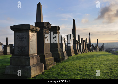 Le grandi lapidi della necropoli conducono l'occhio all'orizzonte e al confine della città di Glasgow, Scozia, Regno Unito Foto Stock