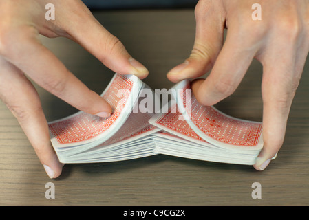 Mani shuffling cards Foto Stock