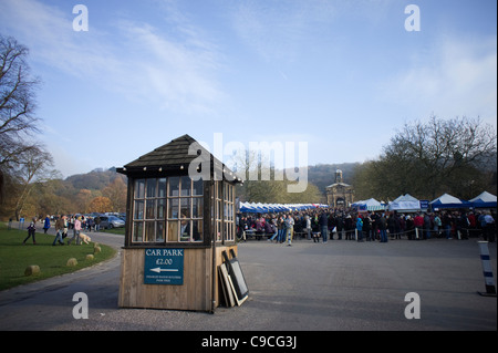 Parcheggio auto chiosco nel parcheggio auto a Chatsworth House Foto Stock