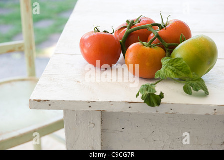 Pomodori maturazione sulla tabella Foto Stock