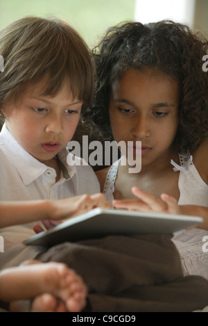Chldren utilizzando tavoletta digitale Foto Stock
